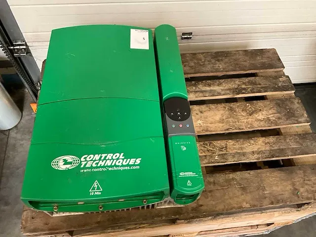 Control techniques uni4402 frequentieregelaar - afbeelding 1 van  6
