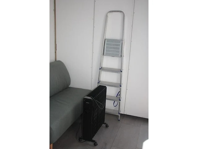 Convectorkachel aerian, koelkast inuvik, fruitschaal, groene zitbank-divanbed, pedaalemmer, alu trapladder met 4 treden, (115,140,141,142,143,144) - afbeelding 3 van  5