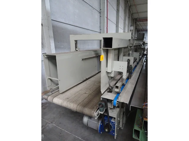 Conveyor with carpet depositer - afbeelding 3 van  4