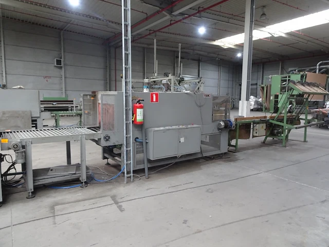 Conveyor with shrink tunnel sac + deposit roller into trolley - afbeelding 1 van  11