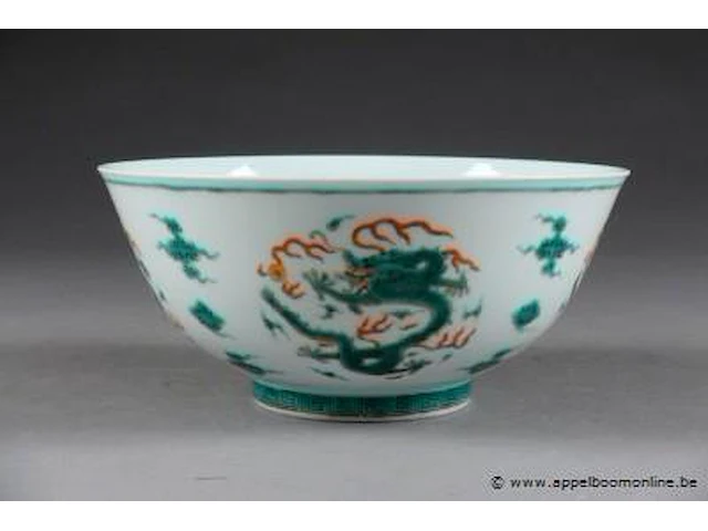 Coupe ronde. décorée à l'émail vert et rouge de feu, de cinq dragons pourchassant la perle précieuse. porcelaine de chine. marque sigillaire de jiaqing à l'émail bleu. - afbeelding 1 van  2