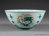 Coupe ronde. décorée à l'émail vert et rouge de feu, de cinq dragons pourchassant la perle précieuse. porcelaine de chine. marque sigillaire de jiaqing à l'émail bleu. - afbeelding 1 van  2