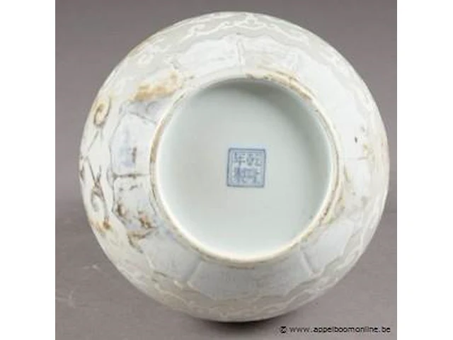 Coupe ronde. décorée à l'émail vert et rouge de feu, de cinq dragons pourchassant la perle précieuse. porcelaine de chine. marque sigillaire de jiaqing à l'émail bleu. - afbeelding 2 van  2