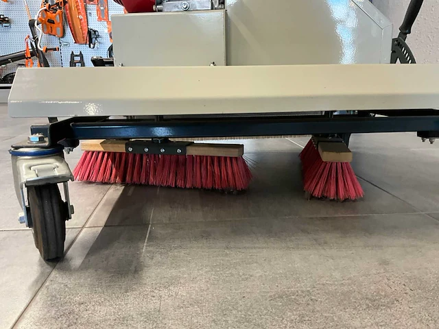 Cramer ekm 800 borstelmachine voor klinkers in te borstelen - afbeelding 2 van  12