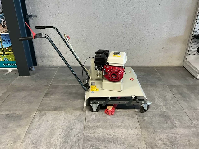 Cramer ekm 800 borstelmachine voor klinkers in te borstelen - afbeelding 1 van  12