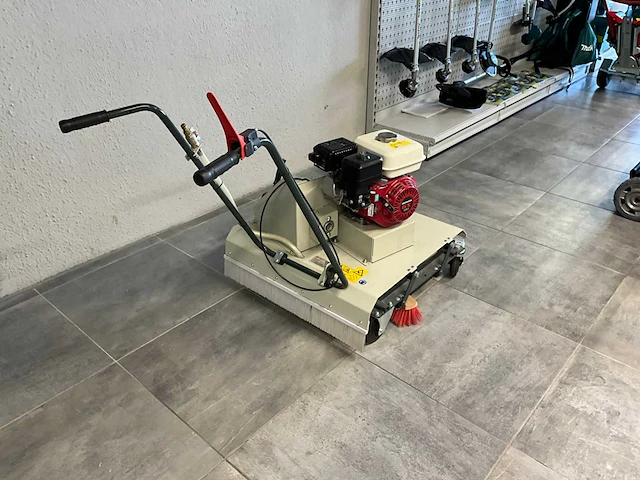 Cramer ekm 800 borstelmachine voor klinkers in te borstelen - afbeelding 9 van  12