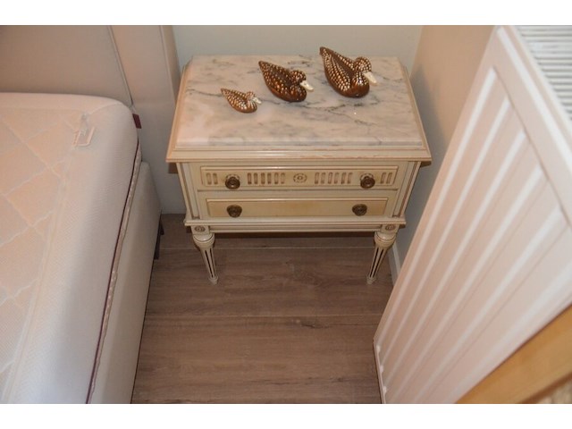 Craquelé slaapkamerkast met 6 deuren, carquelé commode met marmeren blad en 4 lades, craqluelé nachtkastje met marmeren blad en 2 lades - afbeelding 3 van  19