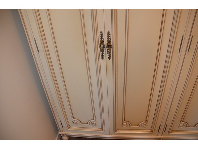 Craquelé slaapkamerkast met 6 deuren, carquelé commode met marmeren blad en 4 lades, craqluelé nachtkastje met marmeren blad en 2 lades - afbeelding 8 van  19