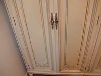 Craquelé slaapkamerkast met 6 deuren, carquelé commode met marmeren blad en 4 lades, craqluelé nachtkastje met marmeren blad en 2 lades - afbeelding 8 van  19