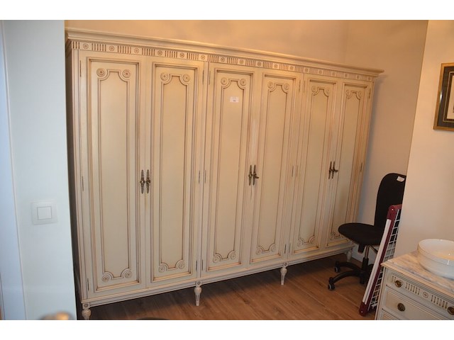 Craquelé slaapkamerkast met 6 deuren, carquelé commode met marmeren blad en 4 lades, craqluelé nachtkastje met marmeren blad en 2 lades - afbeelding 1 van  19