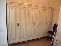 Craquelé slaapkamerkast met 6 deuren, carquelé commode met marmeren blad en 4 lades, craqluelé nachtkastje met marmeren blad en 2 lades - afbeelding 1 van  19