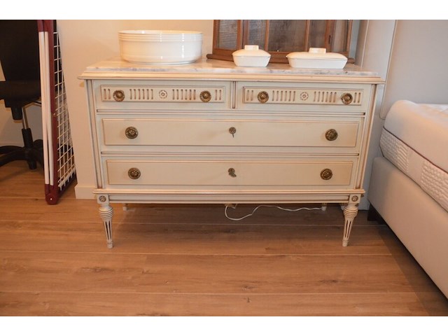 Craquelé slaapkamerkast met 6 deuren, carquelé commode met marmeren blad en 4 lades, craqluelé nachtkastje met marmeren blad en 2 lades - afbeelding 14 van  19