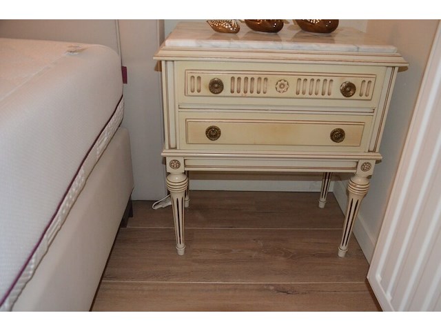 Craquelé slaapkamerkast met 6 deuren, carquelé commode met marmeren blad en 4 lades, craqluelé nachtkastje met marmeren blad en 2 lades - afbeelding 2 van  19