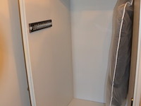 Craquelé slaapkamerkast met 6 deuren, carquelé commode met marmeren blad en 4 lades, craqluelé nachtkastje met marmeren blad en 2 lades - afbeelding 9 van  19