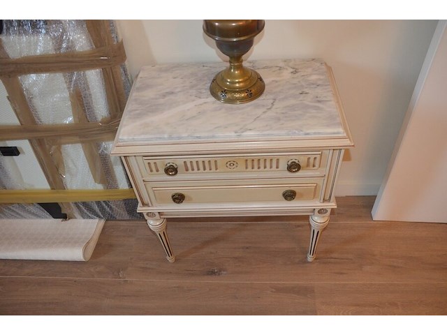 Craquelé slaapkamerkast met 6 deuren, carquelé commode met marmeren blad en 4 lades, craqluelé nachtkastje met marmeren blad en 2 lades - afbeelding 19 van  19