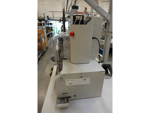 Crimping press machine komax - afbeelding 8 van  11