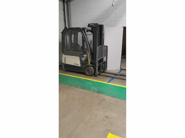 Crown heftruck met lader - afbeelding 1 van  6
