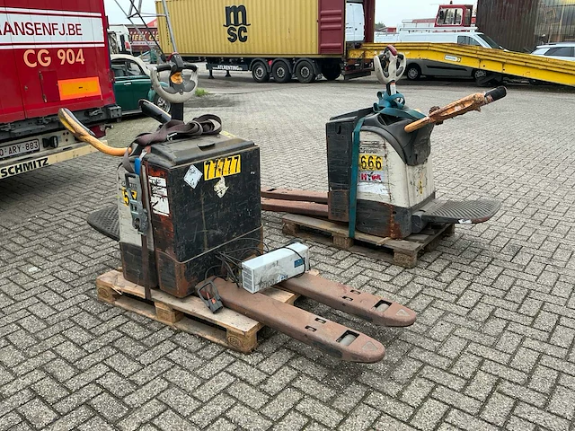 Crown wt3020 elektrische palletwagen (2x) - afbeelding 1 van  11