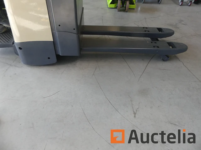 Crown wt3020 stand-up pallettruck - afbeelding 8 van  11