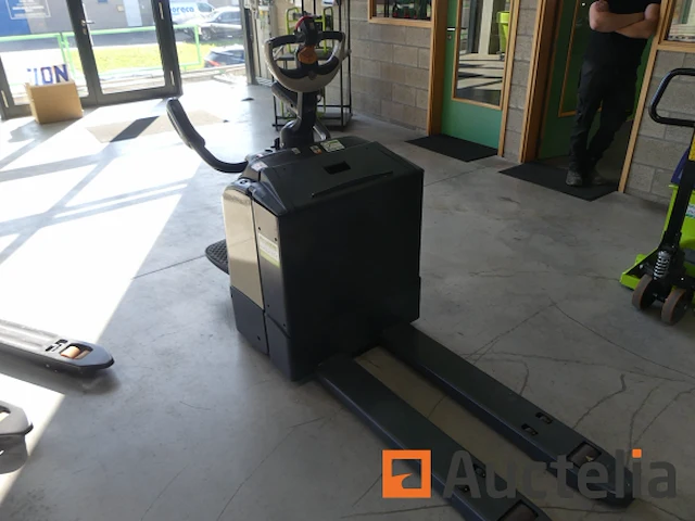 Crown wt3020 stand-up pallettruck - afbeelding 9 van  11