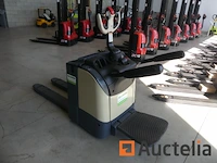 Crown wt3020 stand-up pallettruck - afbeelding 11 van  11