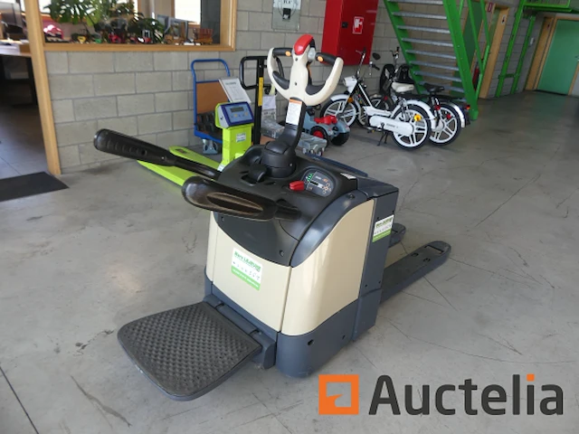 Crown wt3020 stand-up pallettruck - afbeelding 1 van  9