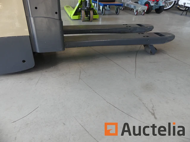Crown wt3020 stand-up pallettruck - afbeelding 8 van  9