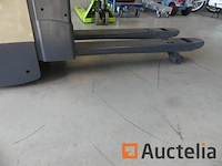 Crown wt3020 stand-up pallettruck - afbeelding 8 van  9