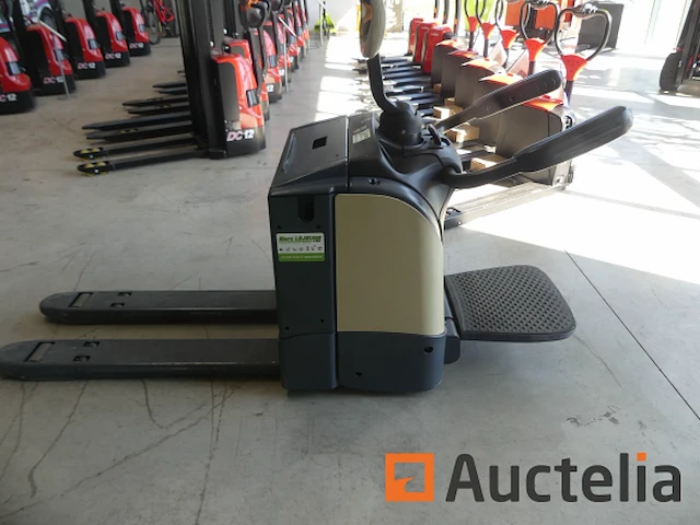 Crown wt3020 stand-up pallettruck - afbeelding 9 van  9