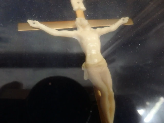 Cruxifix in glas - afbeelding 2 van  2