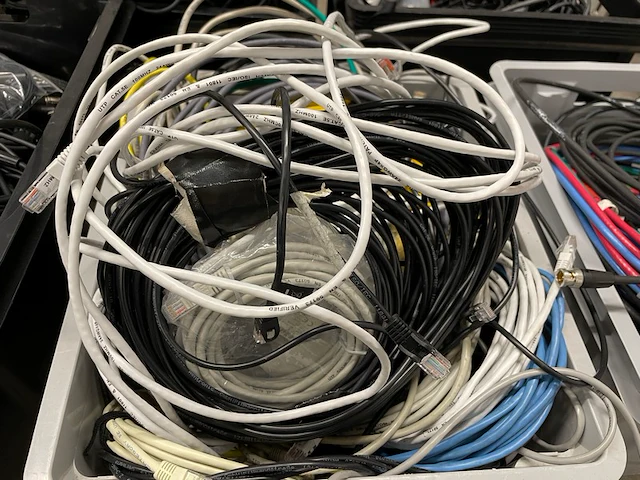 Curver met ong 30 internetkabels - afbeelding 1 van  4