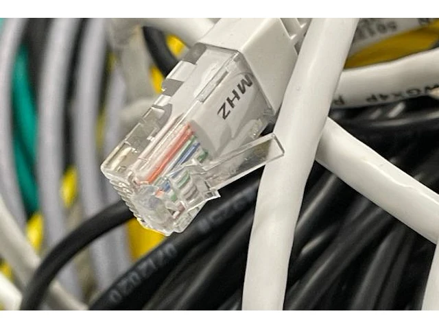 Curver met ong 30 internetkabels - afbeelding 3 van  4