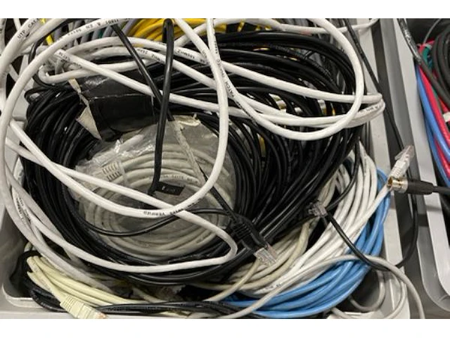 Curver met ong 30 internetkabels - afbeelding 4 van  4