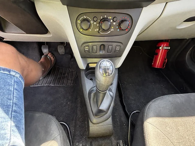 Dacia sandero 1.2i ambiance 75, 2013 - afbeelding 12 van  29