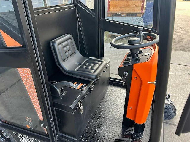Daewoo - 2025 - das100 - parkeerplaats veegmachine - afbeelding 2 van  30
