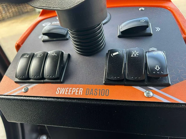 Daewoo - 2025 - das100 - parkeerplaats veegmachine - afbeelding 11 van  30