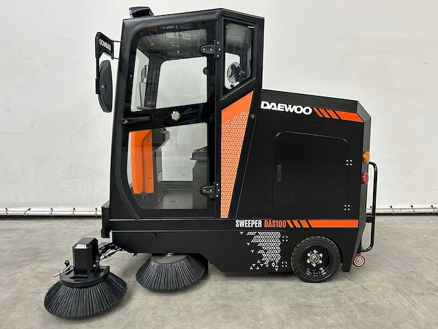 Daewoo - 2025 - das100 - parkeerplaats veegmachine - afbeelding 14 van  30