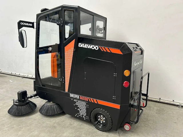 Daewoo - 2025 - das100 - parkeerplaats veegmachine - afbeelding 15 van  30