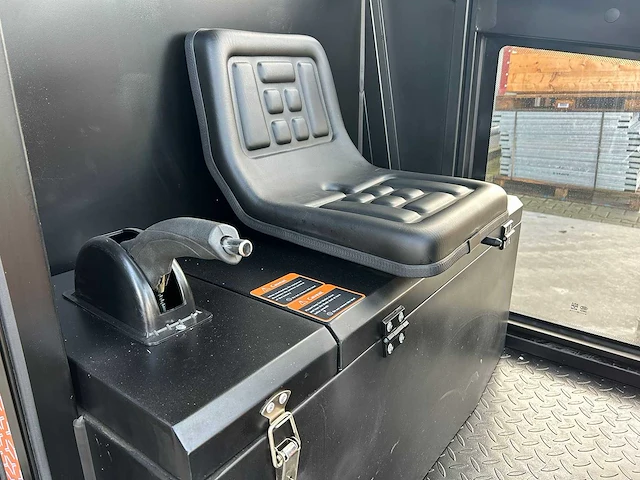 Daewoo - 2025 - das100 - parkeerplaats veegmachine - afbeelding 22 van  30