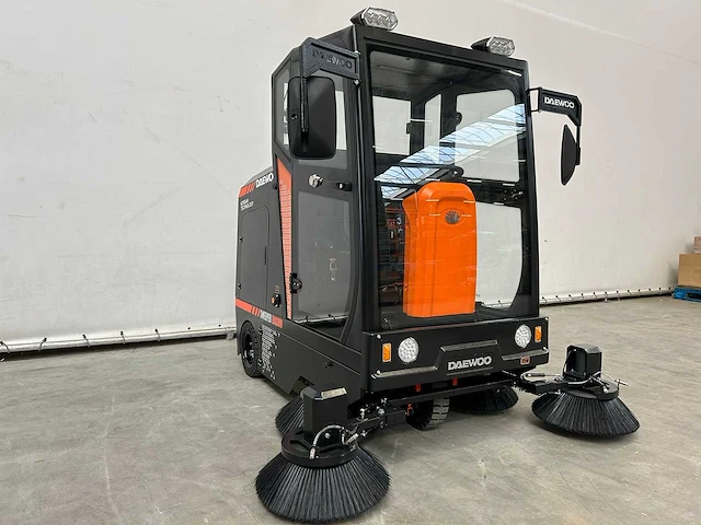 Daewoo - 2025 - das100 - parkeerplaats veegmachine - afbeelding 12 van  30
