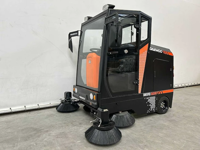 Daewoo - 2025 - das100 - parkeerplaats veegmachine - afbeelding 25 van  30