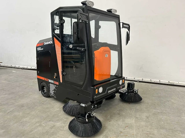 Daewoo - 2025 - das100 - parkeerplaats veegmachine - afbeelding 26 van  30
