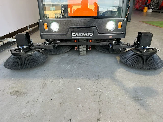 Daewoo - das 100 met cabine - zelfrijdende veegmachine - afbeelding 4 van  37