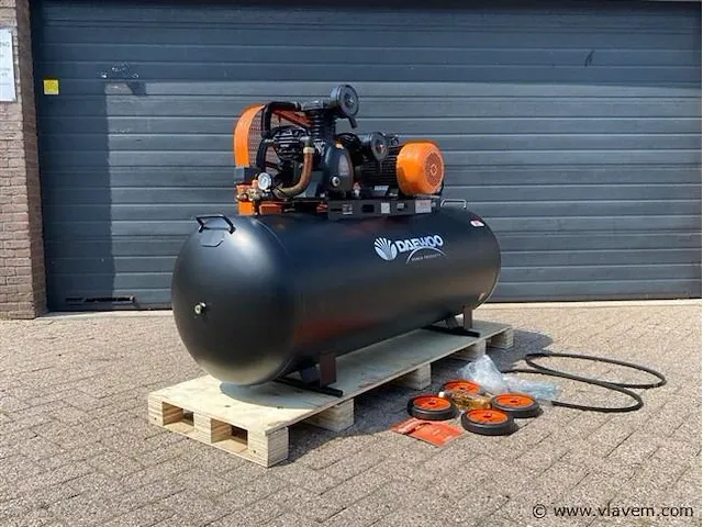 Daewoo 500l luchtcompressor - afbeelding 1 van  8