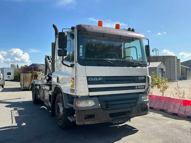 Daf ae75pe-s vrachtwagen met containerchassis - afbeelding 9 van  15