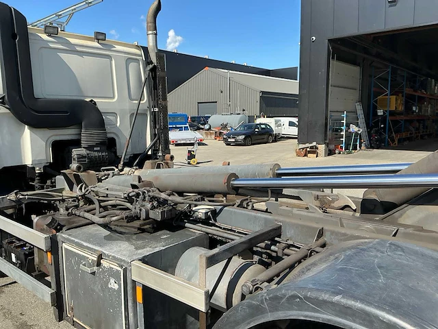 Daf ae75pe-s vrachtwagen met containerchassis - afbeelding 13 van  15