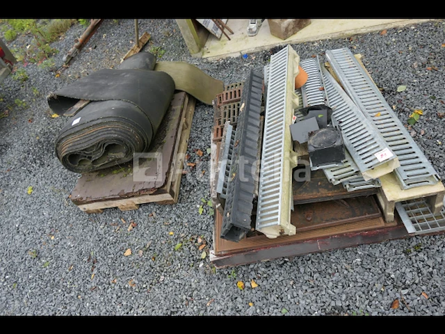 Dakgoten, roosters, transportband - afbeelding 1 van  9