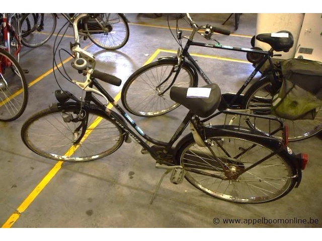 Damesfiets l'avenir (701-416), op fietsslot - afbeelding 1 van  2