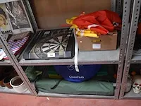 Dartbord, 9 reddingsvesten, tent quechua, veldbed, speelmat kinderen - afbeelding 1 van  8