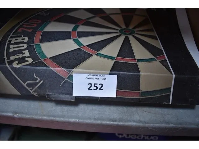 Dartbord, 9 reddingsvesten, tent quechua, veldbed, speelmat kinderen - afbeelding 2 van  8